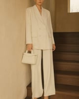 شنطة نسائية من الجلد باللون الأبيض