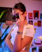 ساعة ذكرى نسائية لطلة مختلفة بسير أخضر شفاف