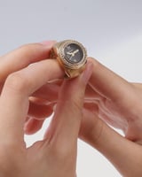 ساعة الخاتم النسائية بتصميم ملفت بلون ذهبي