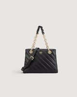 شنطة نسائية بتصميم أنيق بلون أسود.