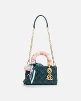 شنطة نسائية تعبر عن الرقي بلونها الأخضر