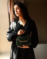 شنطة نسائية متوسطة الحجم باللون الأخضر