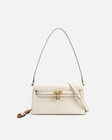 شنطة تكمل جمال إطلالتك اليومية بلون أبيض