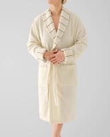 روب استحمام أنيق باللون الأبيض