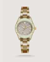 ساعة ذكرى نسائية لطلة مختلفة بسير رمادي شفاف