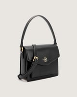 شنطة نسائية بحجم صغير بلون أسود.