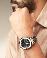 ساعة رجالية بسير من الجلد بلون أسود.