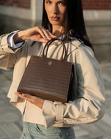 ‎ شنطة نسائية كلاسيك بلون بني