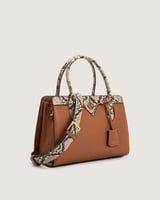 شنطة نسائية بمقاس متوسط باللون البني