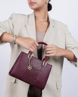 شنطة بلون عودي بحجم متوسط لكل يوم