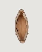 شنطة نسائية كلاسيك بلون بيج.