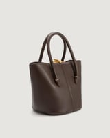 شنطة بلون بني بحجم صغير لكل الأوقات.