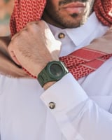 ساعة رجاليه بسير من الكاربون بلون أخضر