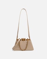 شنطة نسائية بتصميم عصري بلون بيج.