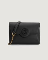 ‎ شنطة نسائية بتصميم عصري بلون أسود.