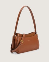 شنطة متوسطة الحجم بلونها البني المميز