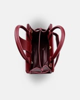 شنطة بمقاس واسع باللون العودي.