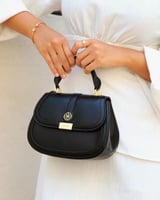 شنطة نسائية بتصميم مميز بلون أسود