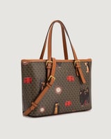 شنطة نسائية بتصميم عملي بلون بني.