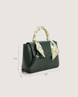 شنطة نسائية كلاسيك باللون الأخضر.