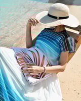 منشفة للشاطىء بلون أبيض بطبعات