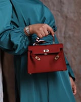 شنطة نسائية بلون عودي بحجم متوسط لكل الأوقات