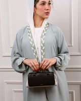 شنطة مميزة بتفاصيل أنيقة باللونين الأبيض والأسود