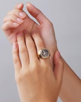 ساعة الخاتم النسائية بتصميم ملفت بلون ذهبي