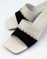 حذاء نسائي بكعب باللون الأبيض