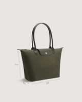 ‎ شنطة نسائية بحجم متوسط بلون أخضر.