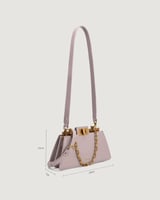 شنطة نسائية بتصميم عصري بلون أرجواني.