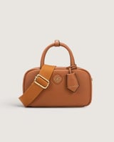 شنطة نسائية بحجم صغير بلون بني