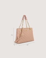 شنطة نسائية بتصميم أنيق بلون وردي.