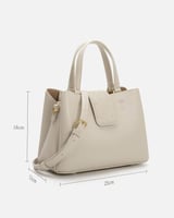 شنطة نسائية بتصميم عملي بلون بيج.