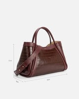 شنطة بتفاصيل فريدة وحجم واسع لإطلالة كل يوم بلون ع...