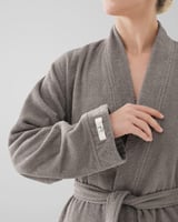 روب استحمام جذاب باللون الرمادي