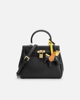 شنطة نسائية تعبر عن الأناقة العصرية بلون أسود