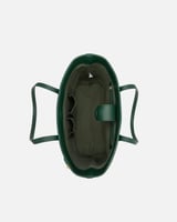 شنطة بحجم كبير ومناسب باللون الأخضر