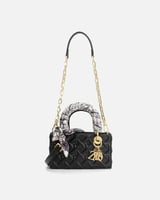 شنطة نسائية تعبر عن الرقي بلونها الأسود