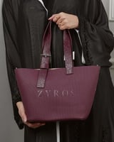 شنطة بتصميم واسع تكفي لأغراضك بلون عودي