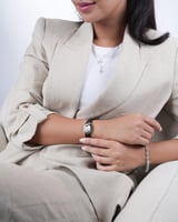 ساعة نسائية بسير جلد بلون أسود