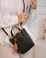 شنطة نسائيةبتصميم عصري بلون أسود