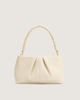 شنطة نسائية بلون أبيض تناسب اطلالتك في كل الأوقات