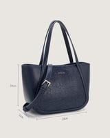 شنطة نسائية بتصميم كلاسيك بلون أزرق.