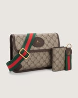 طقم هدية للجنسين من شنطة ومحفظة وميدالية.