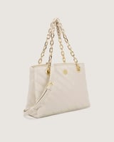 شنطة نسائية بتصميم أنيق بلون بيج.