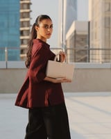 شنطة نسائية واسعة باللون البيج