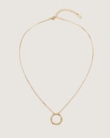 سلسال نسائي لحضور أنيق بلون ذهبي