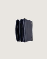 شنطة نسائية بمقاس متوسط بلون أزرق.