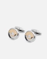 كبك رجالي يصف معاني الأناقة بلون فضي